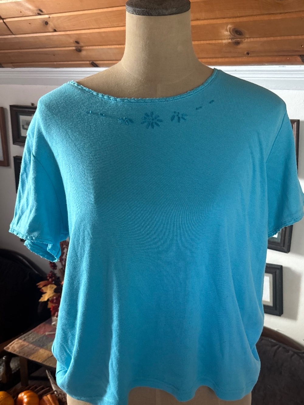 Vintage blue embroidered neck cropped shirt